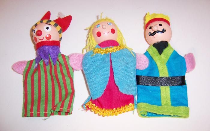 Finger Puppet Mini Wooden Stage Theater with 3 Puppets King Queen