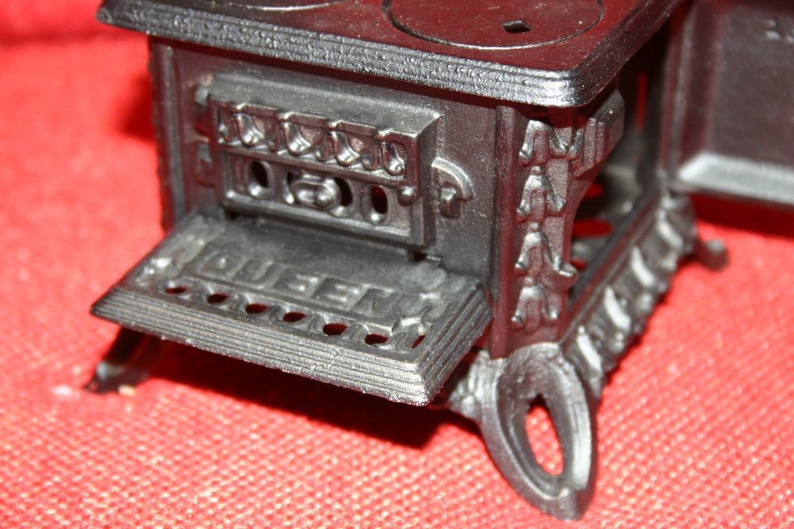 Vintage Cast Iron Queen Miniature Stove Salesman Sample Doll Furniture