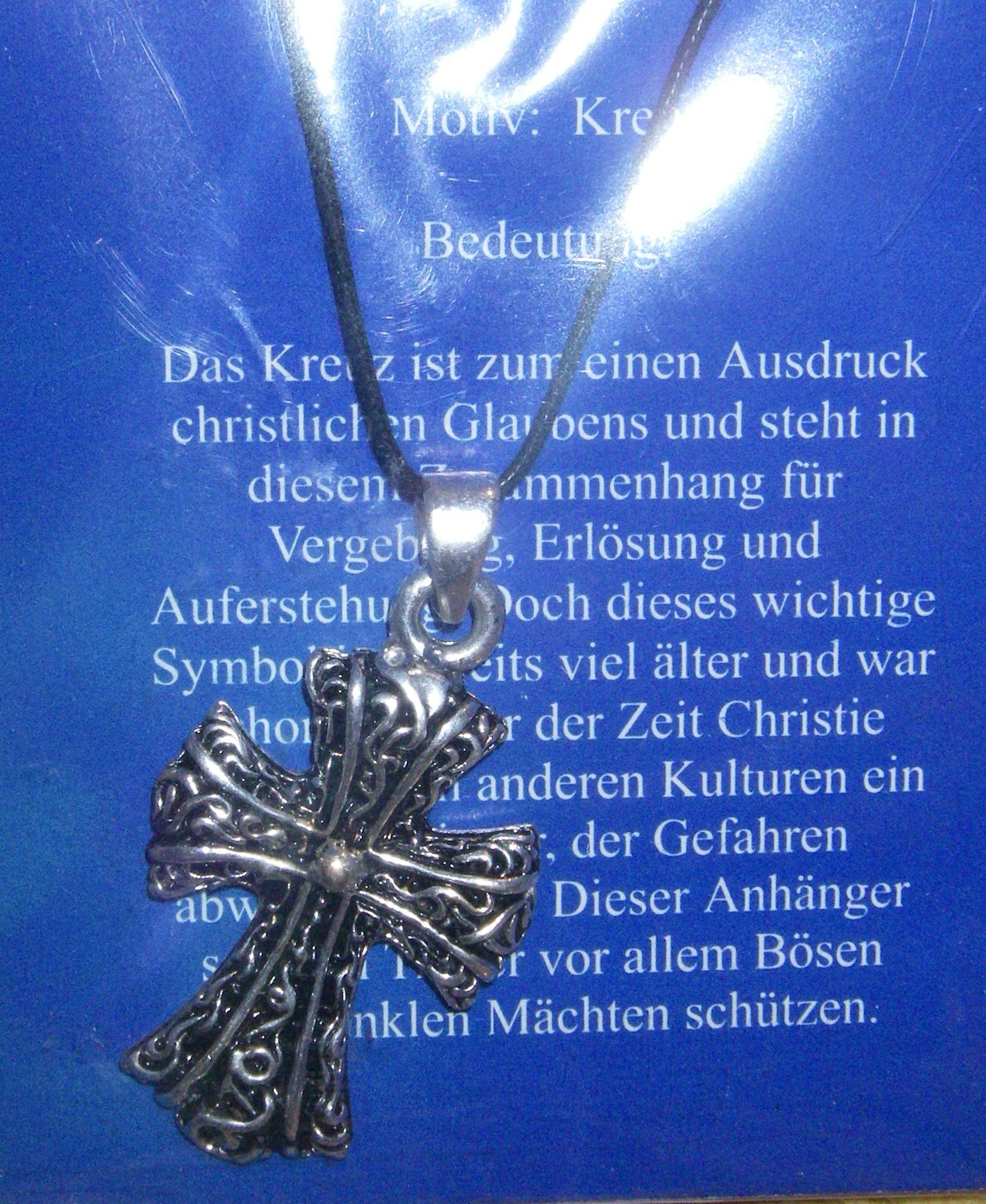 Verziertes Kreuz + Kordel = Symbol d. Hoffnung Weisheit