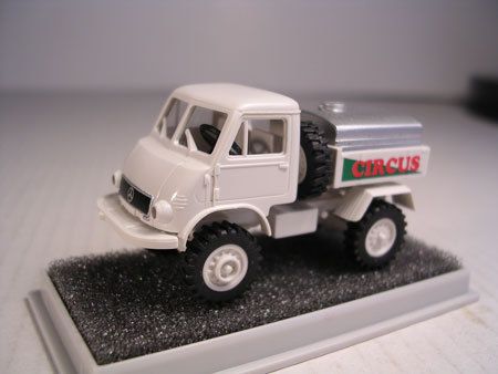 Brekina 39059 Unimog 402 mit Flachtank Circus (425)