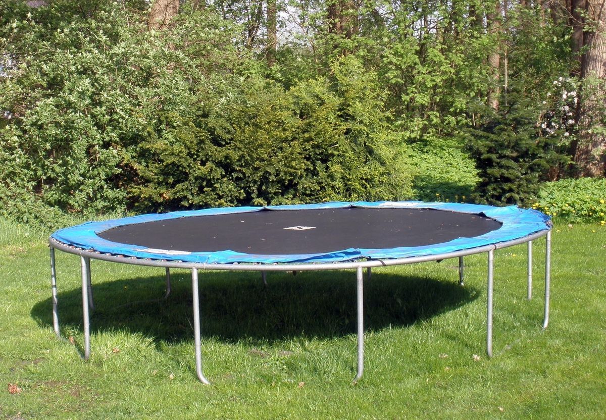 Trampolin, 430 cm, gebraucht, u. a. mit Netz, Leiter, Ersatzfedern