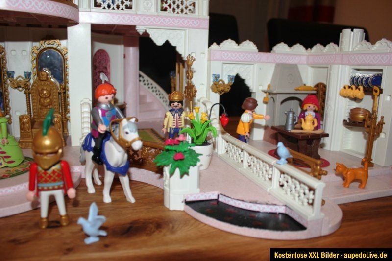 Playmobil Schloss + Schlossküche + Schatzkammer Kutsche + viele