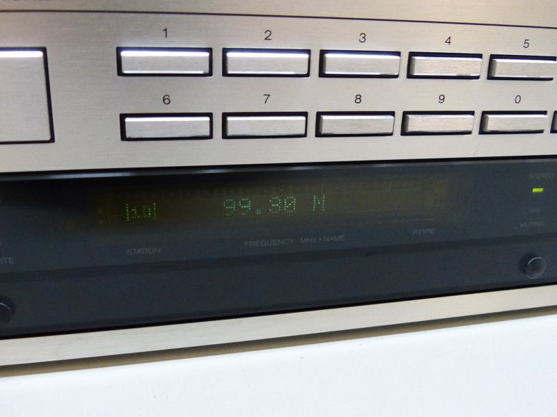 FM Tuner Studiogerät High End 19 Rackformat in silber (830)