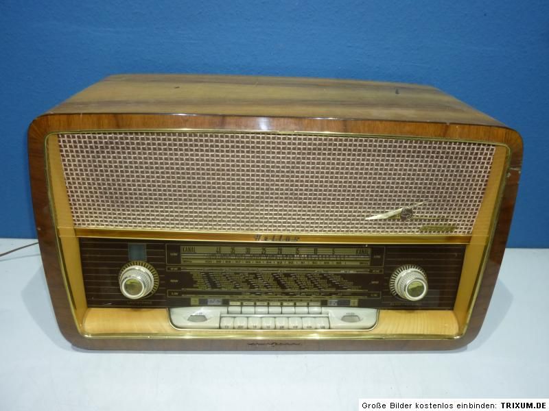 Das Radio wiegt ca. 18,5kg. Der Versand incl. Verpackungsmaterial